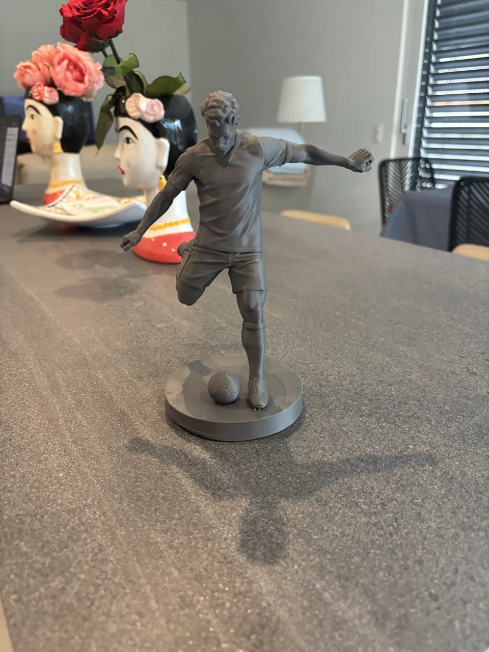 Calciatore fisico in PLA Basic grigio scuro con pallone e base, vista frontale